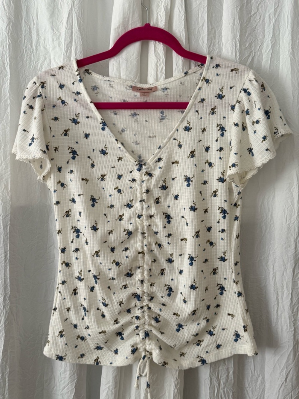Buckle’s Willow & Root Ruched Floral Top Size L (Fits M) Blue White Cottagecore